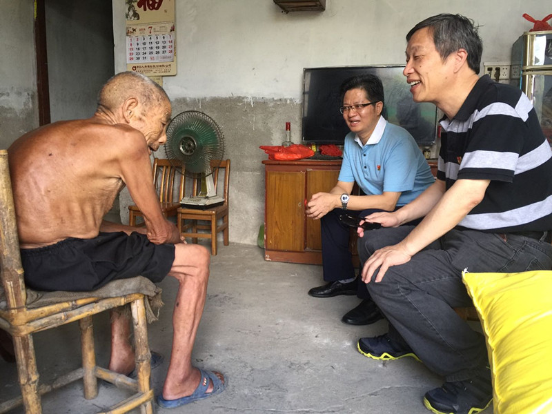 公司郝登峰书记、教师党员与吴绪滚老人交谈