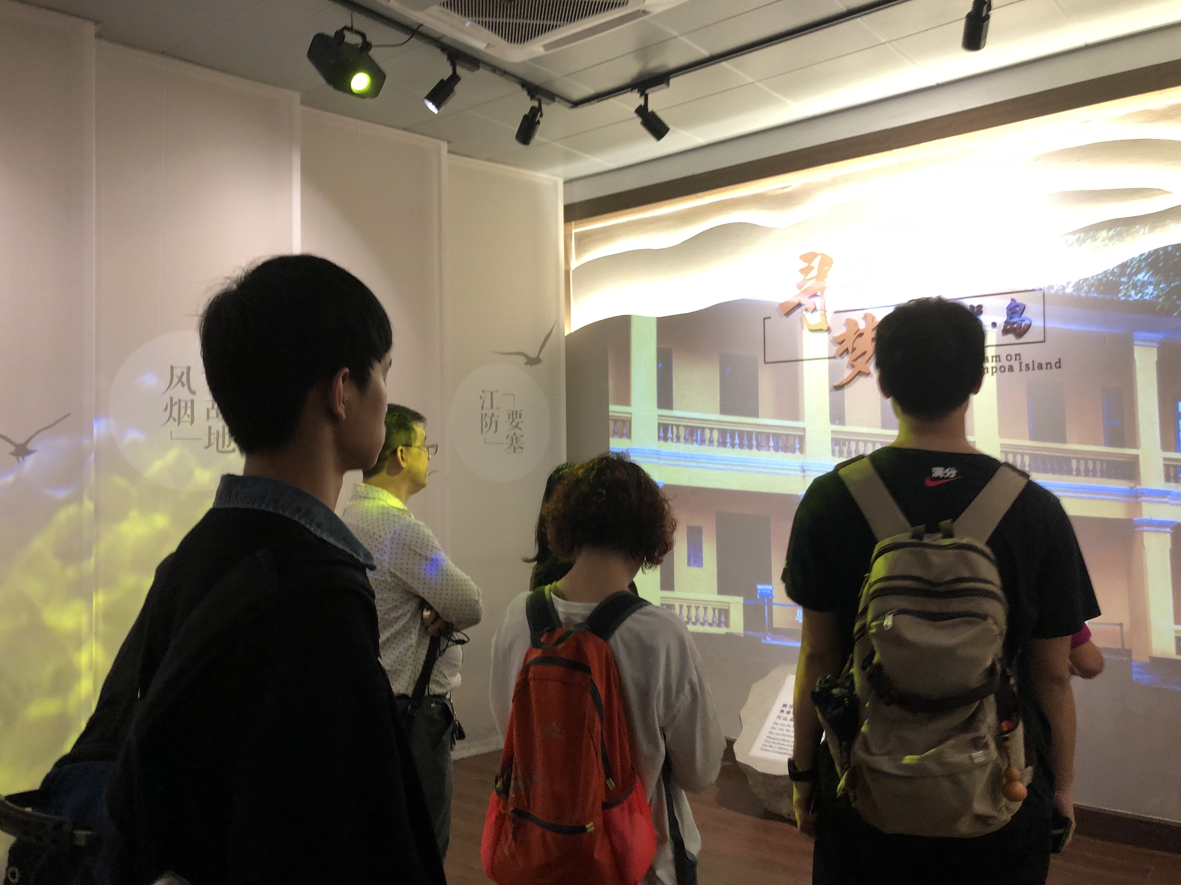 员工在黄埔军校纪念馆内参观学习